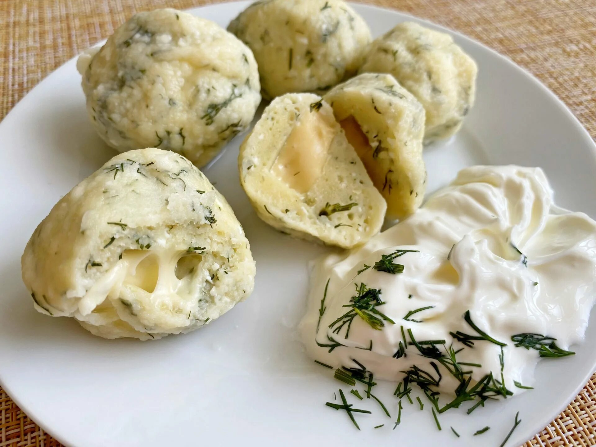 Как готовить пельмени с сыром. Ленивые вареники с творогом и сыром. вареники с творогом и зеленью. вареники с сыром. пельмени с сыром и зеленью.