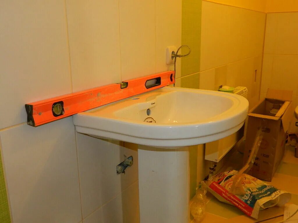 Крепление умывальника в ванной. Монтаж пьедестала. Раковина тюльпан с пьедесталом монтаж. Раковина тюльпан 500х350. Раковина тюльпан с пьедесталом монтаж.