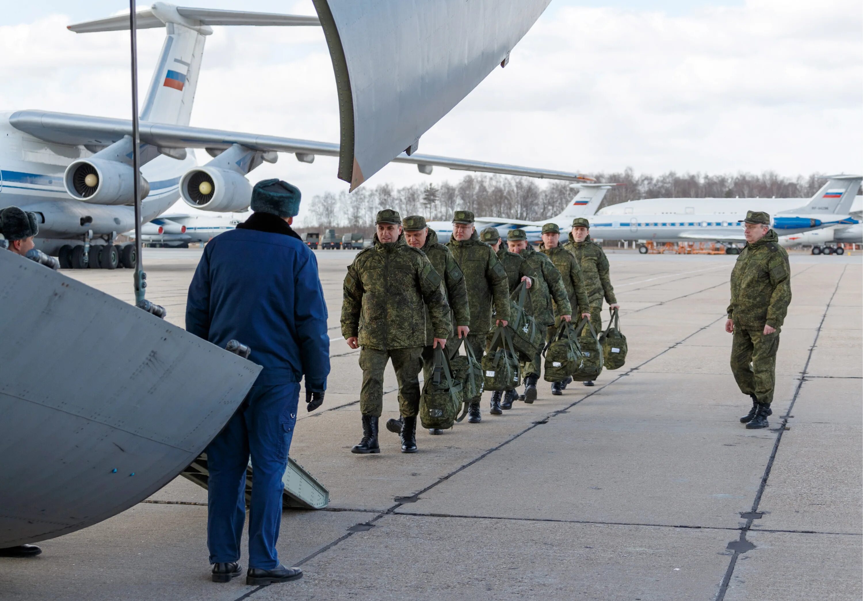 Ил 76 ВКС. Ил 76 Минобороны. Самолет военный. Военный медицинский самолет ВКС России. Военные россии италия