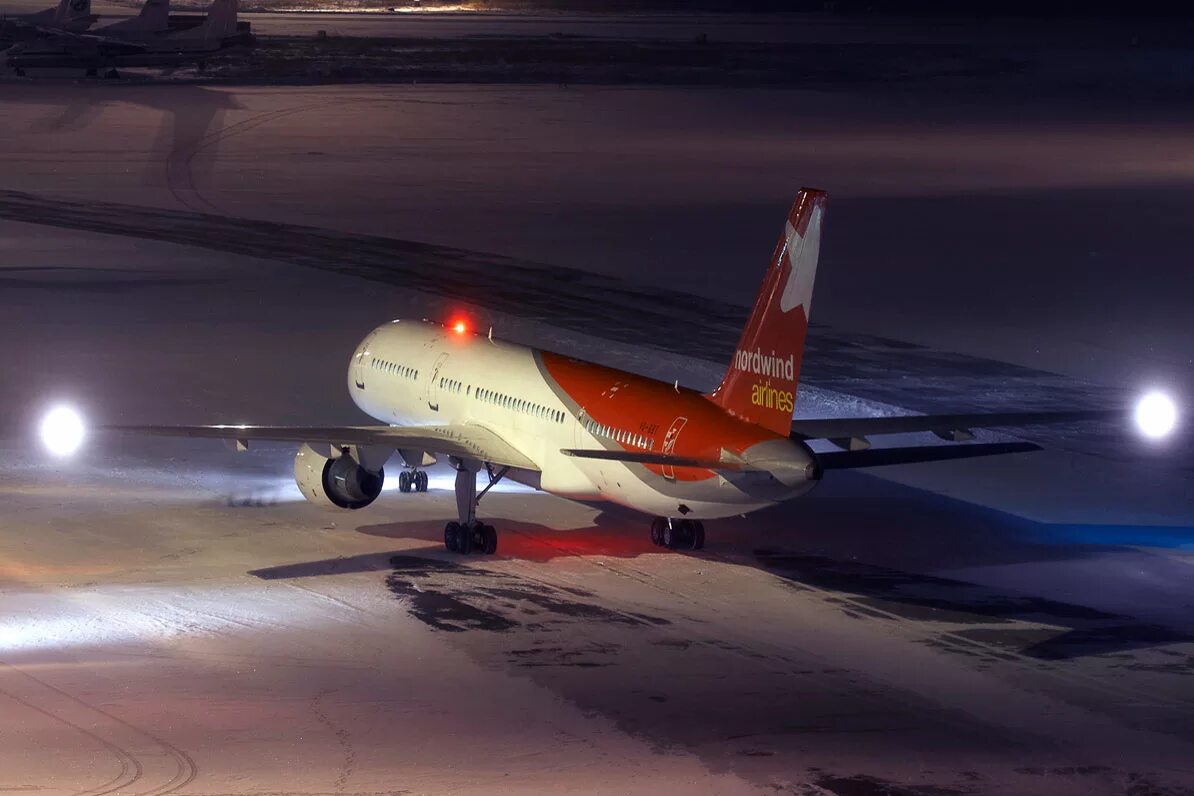 Заснеженный самолет. Зимний b737. Взлет самолета зимой. Самолет в снегу. Самолет зимой.