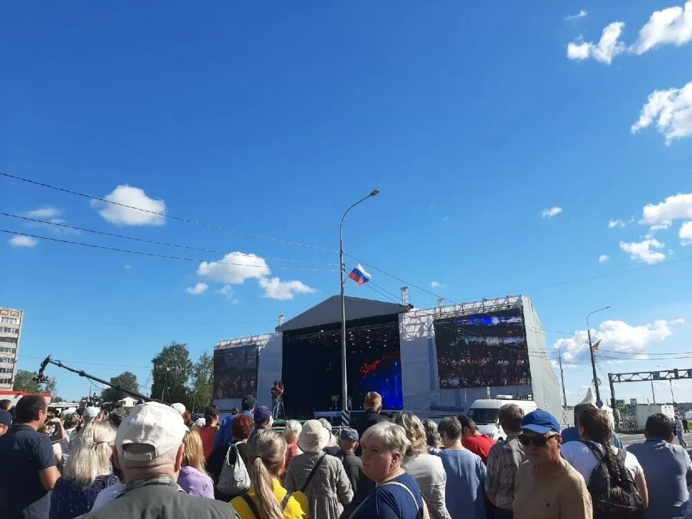 Открытие моста в череповце 10. Открытие моста в Череповце Архангельского. Открытие моста в Череповце концерт. Сцена на улице. Архангельский мост Череповец фанзона.