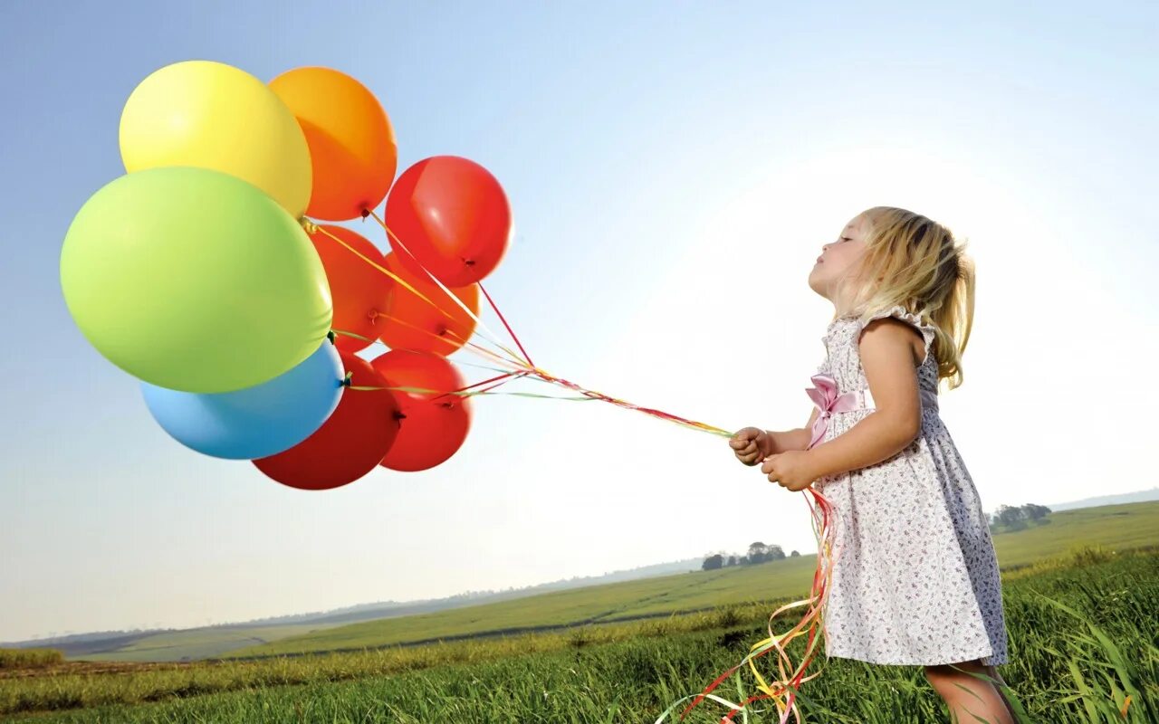 Дети с воздушными шарами. Фотосессия с воздушными шарами. Девочка с шариками. Шарфик для девочки.