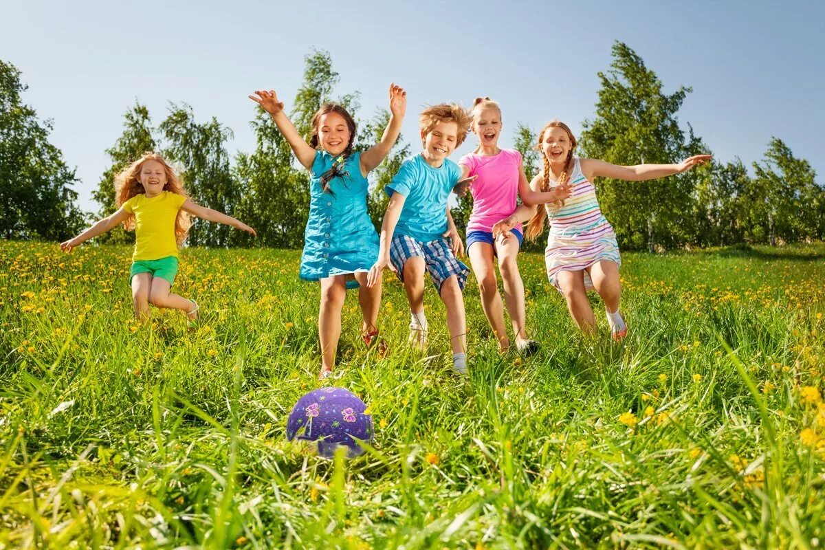 Период лета. Радостный ребенок на Поляне. Дети бегут лето. Дети на Поляне. Лето дети счастливые бегут.