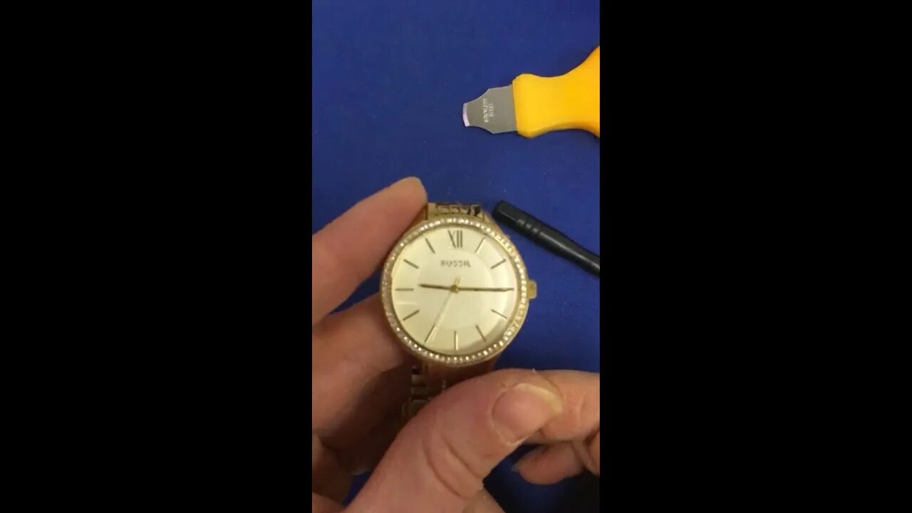 Fossil es3625. Батарейка в ручные часы. Батарейка для часов fossil ch2565. Fossil часы батарейка. Замена оерещка на fossil.