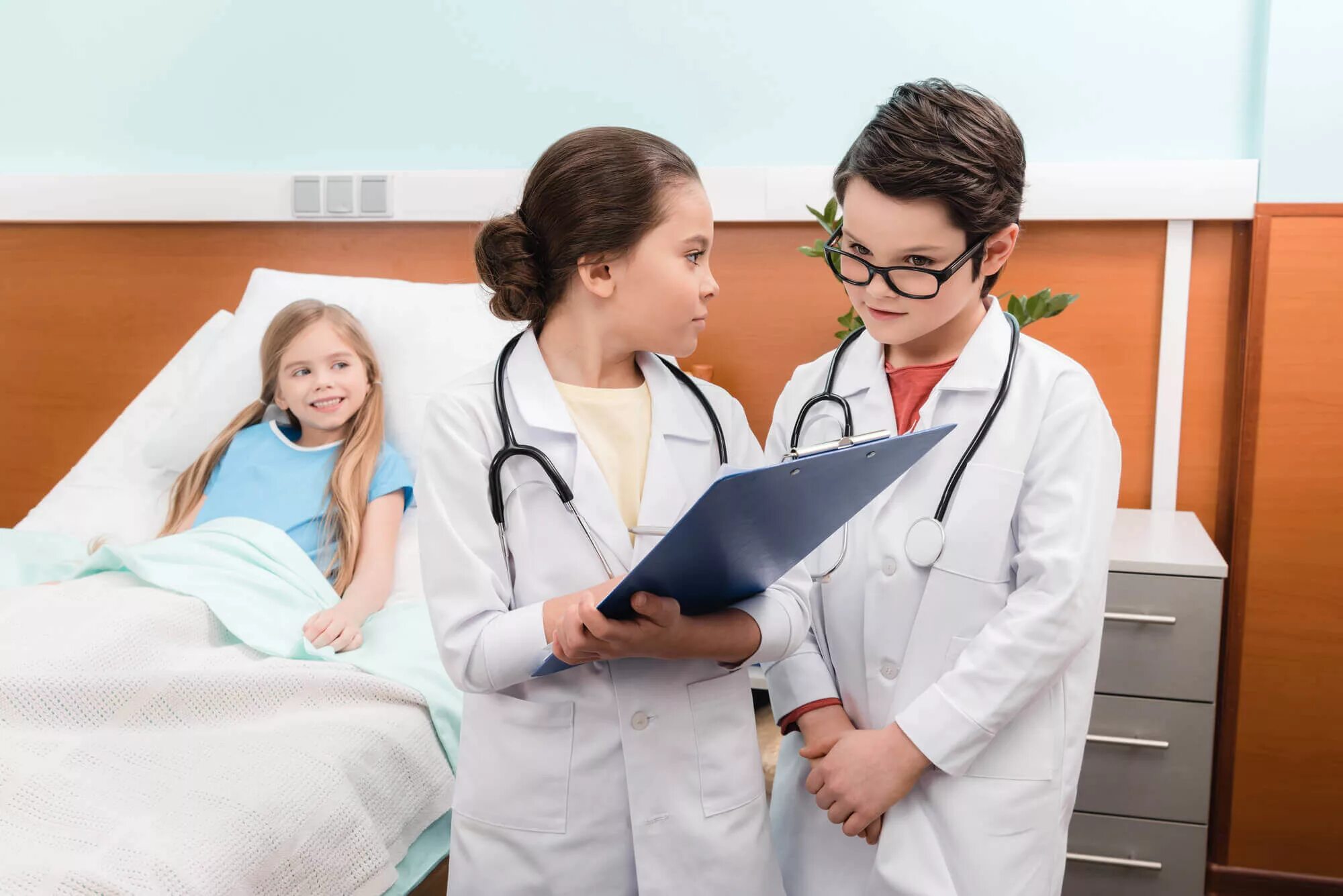 Консультативная медицинская помощь. Играем в доктора. Kids playing Doctor. Child playing Doctor. Play the Doctor and Patients with Kids.