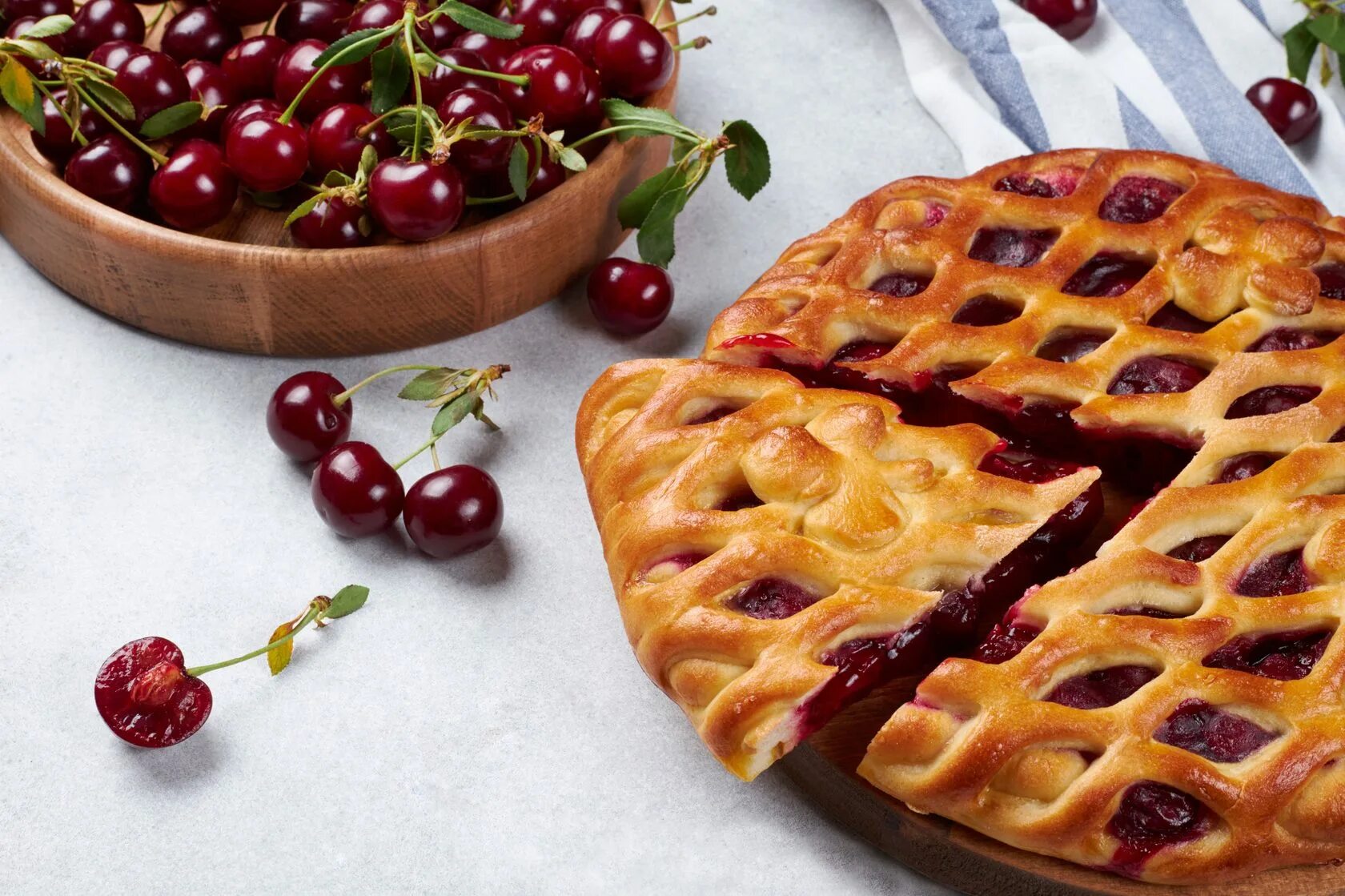 Пирог с вишней из дрожжевого теста рецепт с фото - 1000.menu