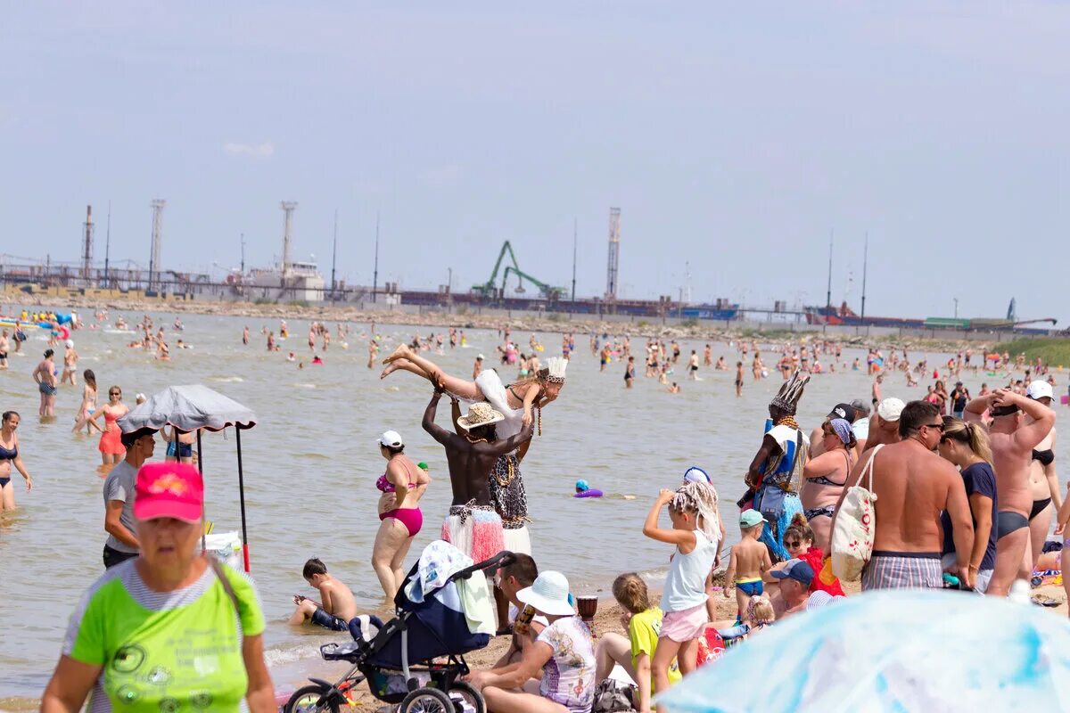 Стоит ли ехать в ейск. Курорт Ейск на Азовском море. Пляж в Ейске на Азовском море. Курорты Азовского моря 2020 Ейск. Азовское море пляж Каменка.