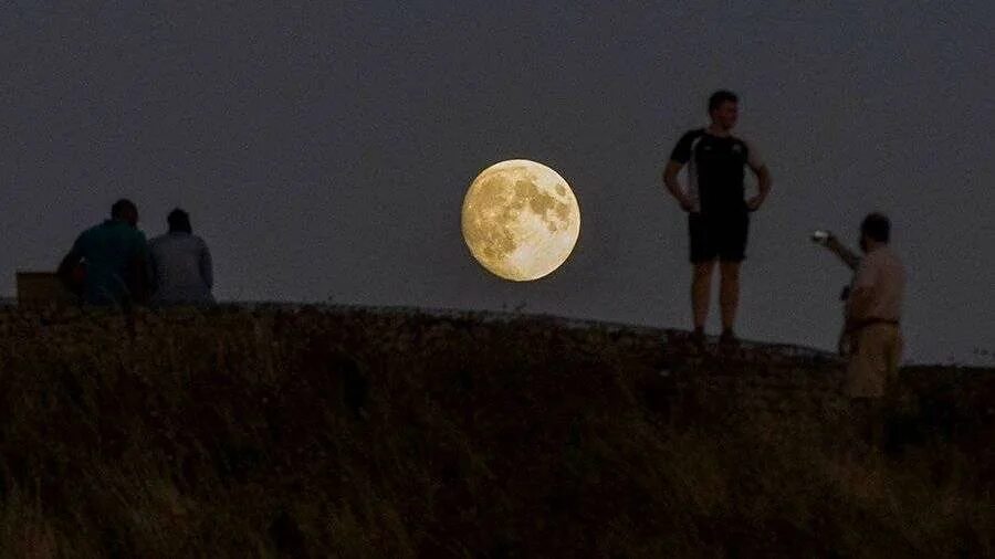 Затмения 21 века в россии. Лунное затмение 2018. Самое длинное лунное затмение. Противостояние Луны и Марса фото. Самое длинное затмение фото.