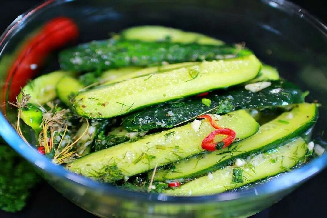 Рецепты огурцов с чесноком. Малосольные огурчики малосольные огурчики. Огурцы с чесноком и укропом на зиму. Малосольные огурчики. Нарезанные огурцы на зиму.