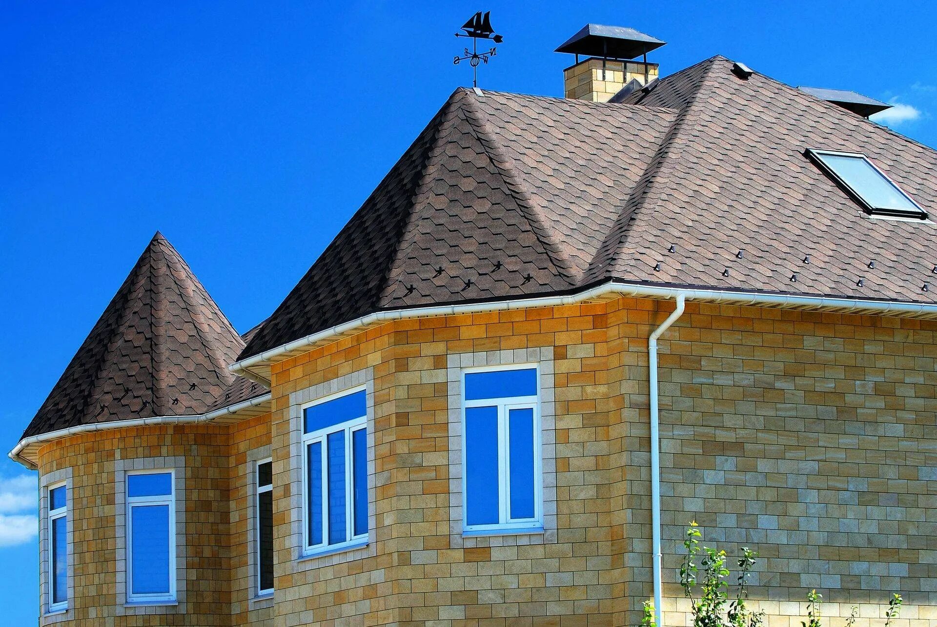 Красивые крыши. Шинглас кирпич. Шинглас ультра янтарь. Отделка фасада из мягкой кровли. Кантри онтарио технониколь shinglas.