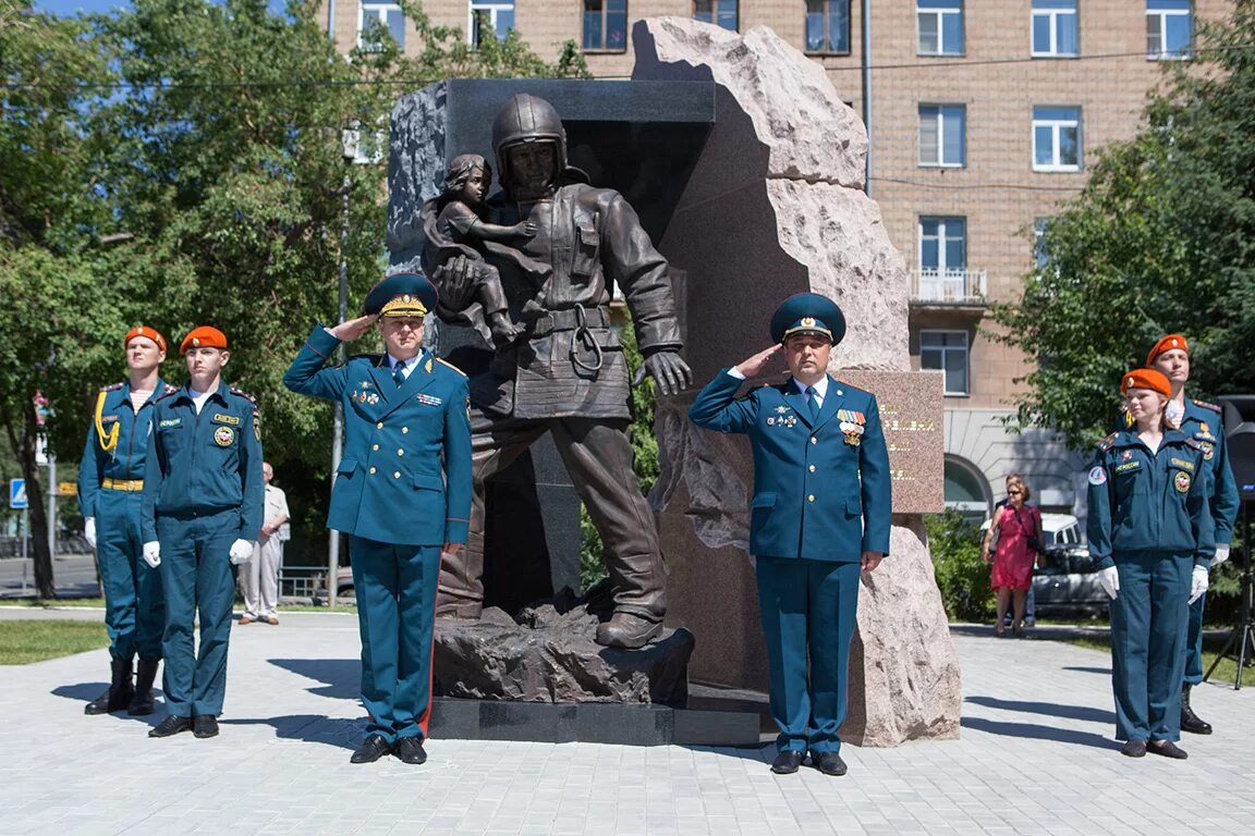 Подвиг спасателей. Памятник пожарникам в Новосибирске. Памятник пожарным и спасателям МЧС России. Памятник пожарным и спасателям Новосибирск. Памятник сотрудникам МЧС В Москве.