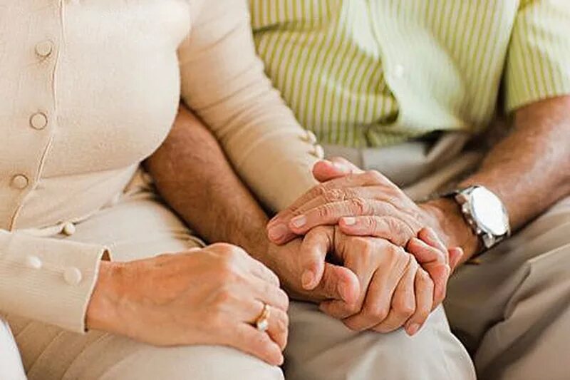 Уход за инвалидом. Забота о стариках. Нетрудоспособные родители. Пенсионеры довольные на природ. Пожилые и инвалиды.