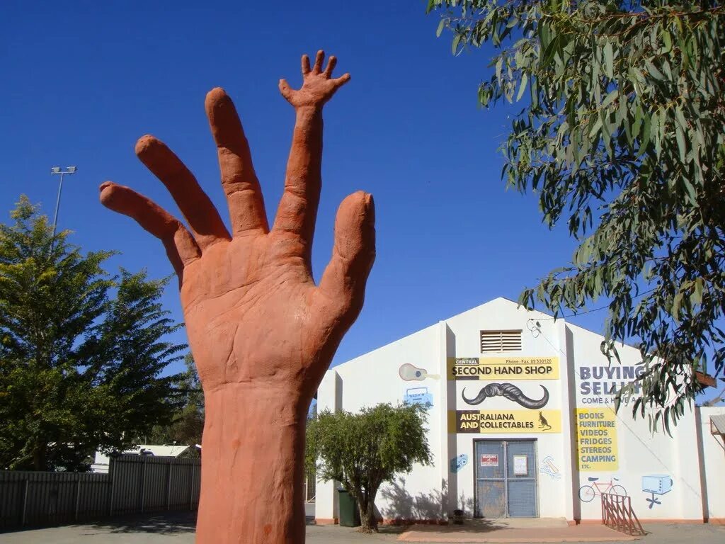 Секонд хенд австралия. Элис Спрингс в Австралии. В австралийском городе Элис- Спрингс скульптура. Секонд хенд памятник руке. Монумент руки.