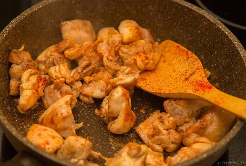 куриные бедра тушеные. бедрышки куриные. бедрышки куриные на сковороде. жареные куриные бедра на сковороде. филе бедра без кости рецепты на сковороде.