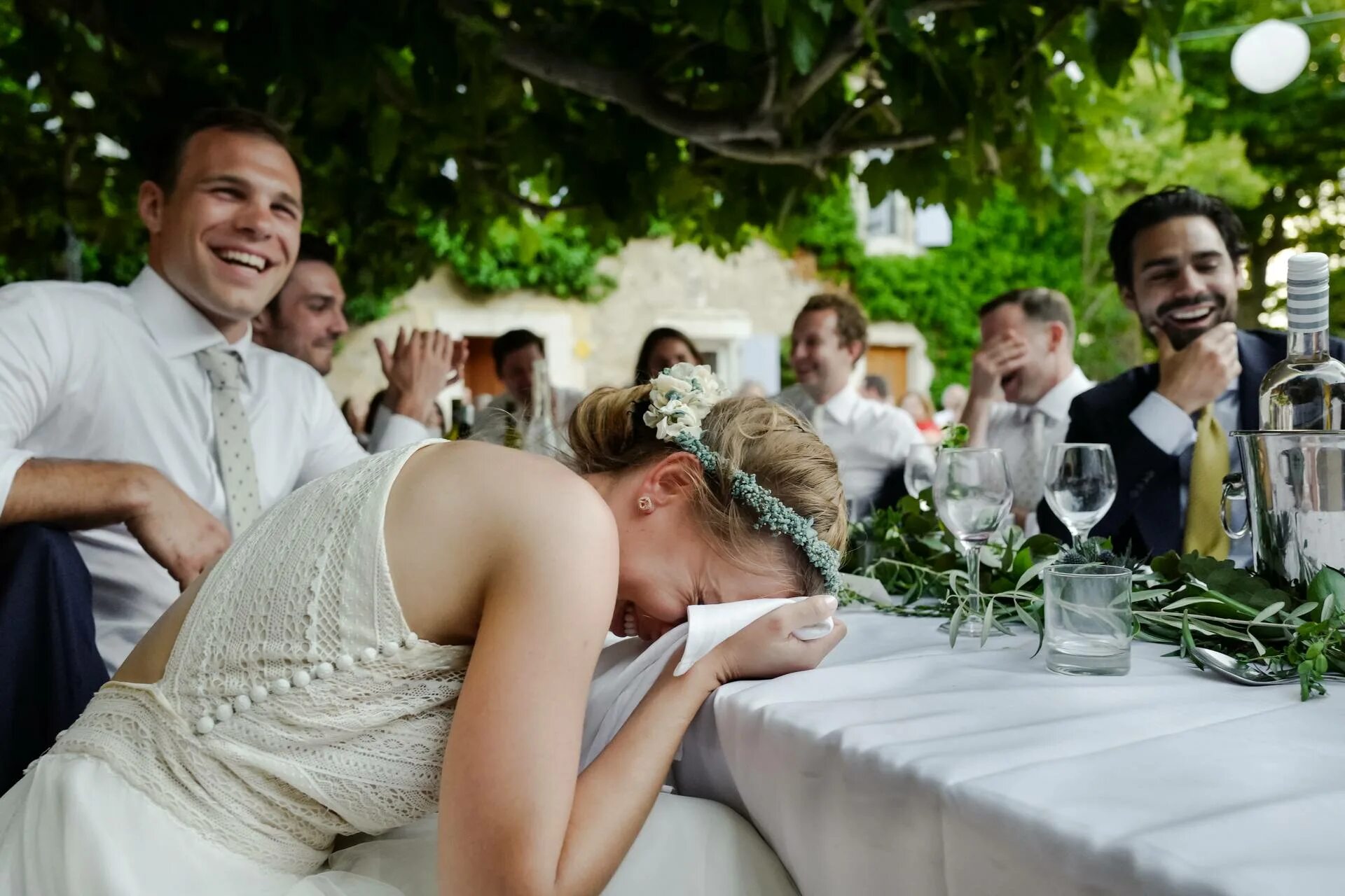 Свадьба на 50 человек we wed. Свадебная фотосессия с гостями. Молодожены с гостями. Гости на свадьбе. Свадьба за столом.