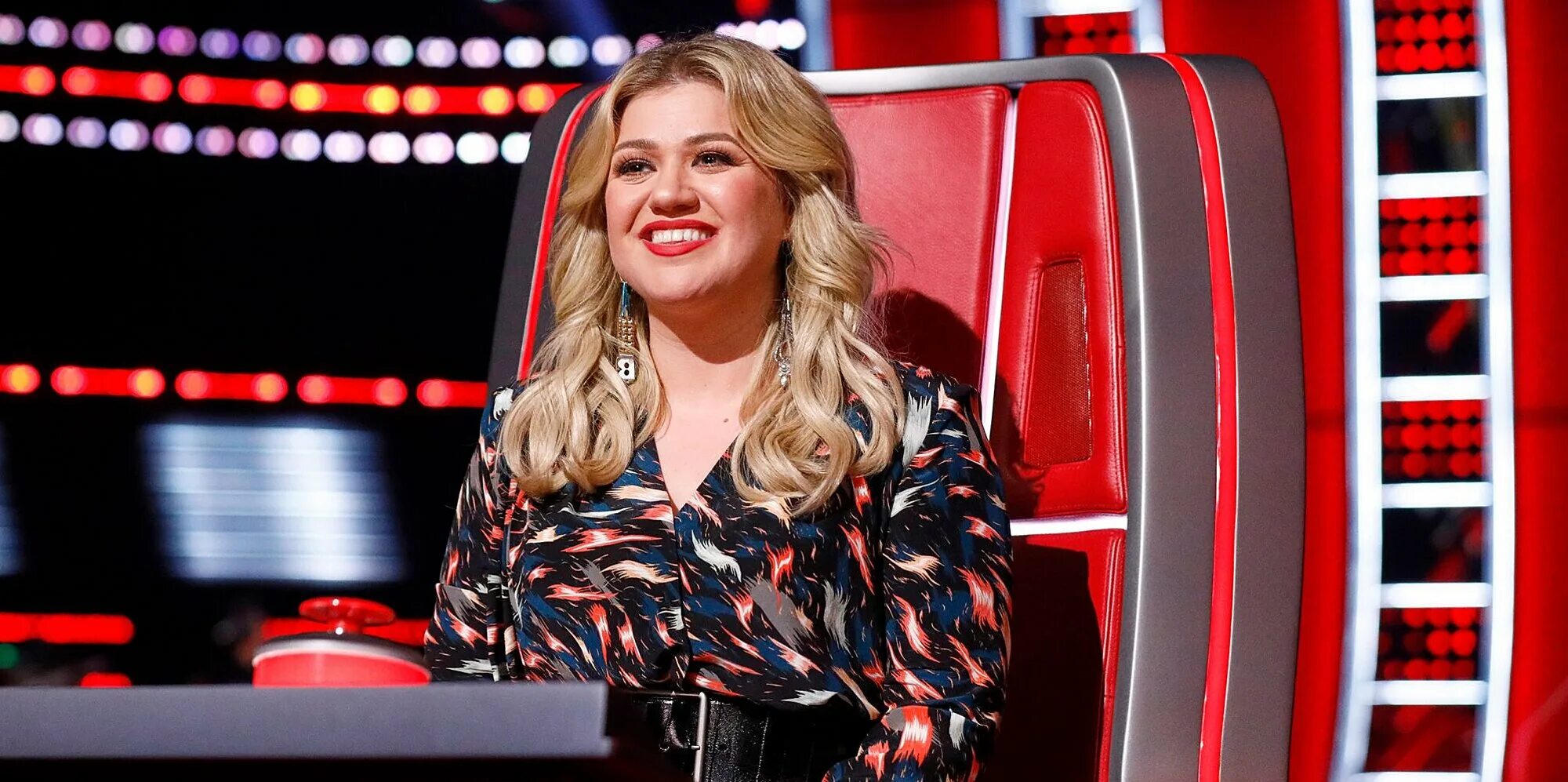 Says the voice. Kelly Clarkson голос. Голос США Kelly Clarkson. Шелтон шоу голос. Жюри Voice.