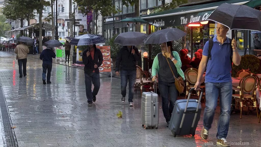 Rain travel. Будапешт дождь. Путишествия под дождём. Путешествие и дождь. Будапешт люди на улицах.