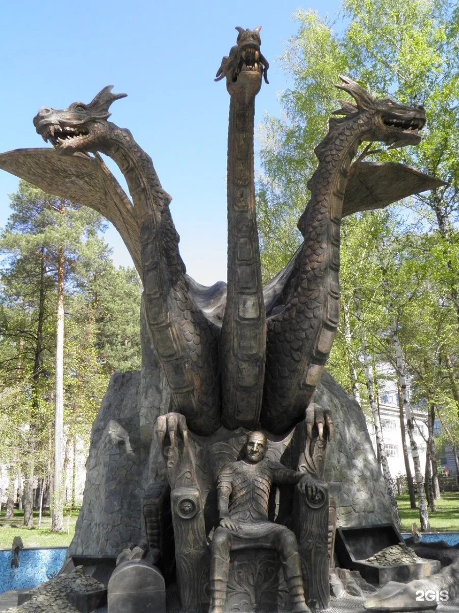 Кощеем бессмертным змеем горынычем. Фонтан змей Горыныч в Новосибирске. Змей Горыныч Новосибирск памятник. Фонтан Кощей Бессмертный в Новосибирске. Памятник змею Горынычу в Новосибирске.