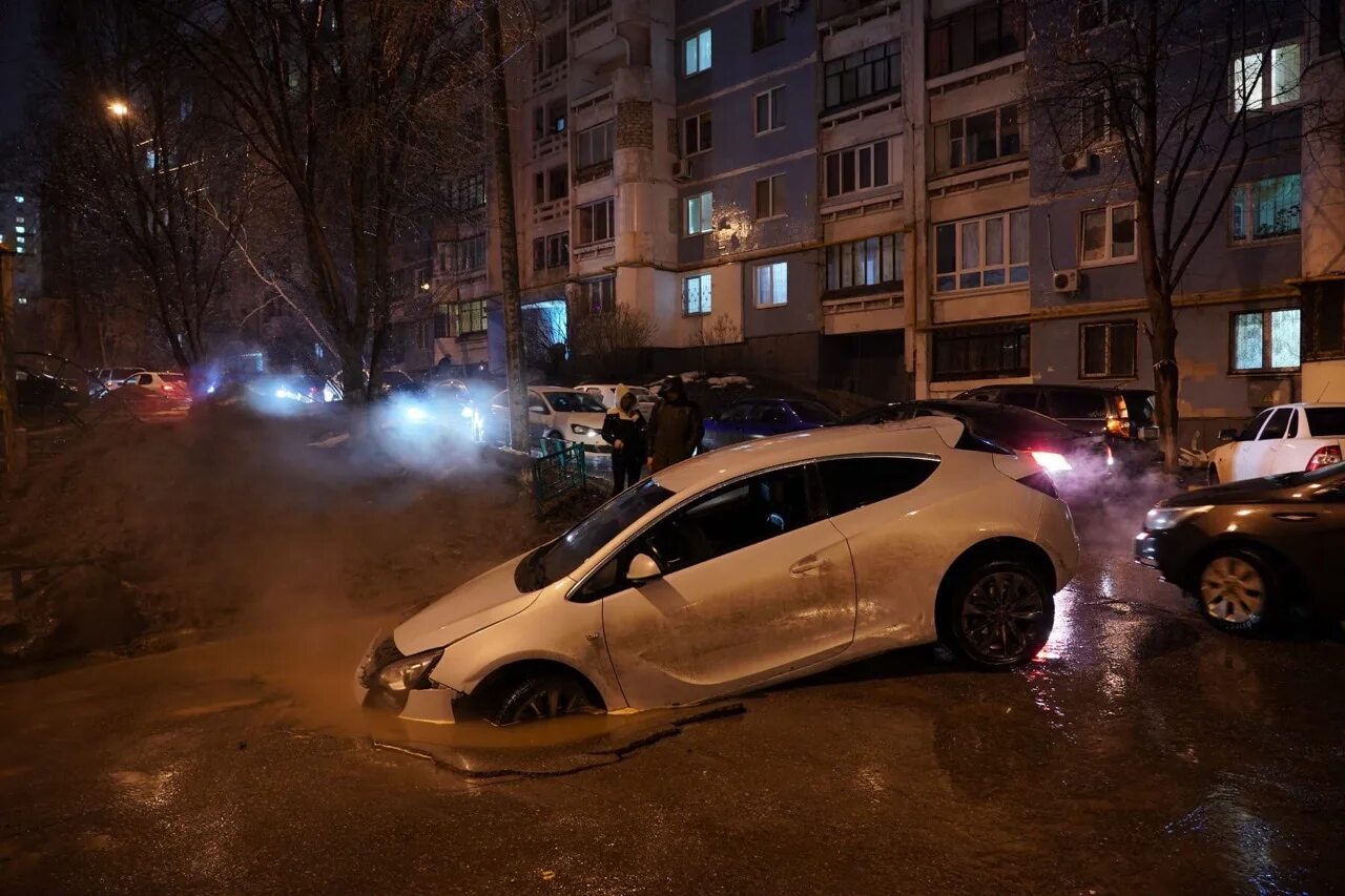 Провалы асфальта в Самаре. В Самаре провалился асфальт. Провал машины под асфальт Самара. Опель во дворе. Что творится в самаре