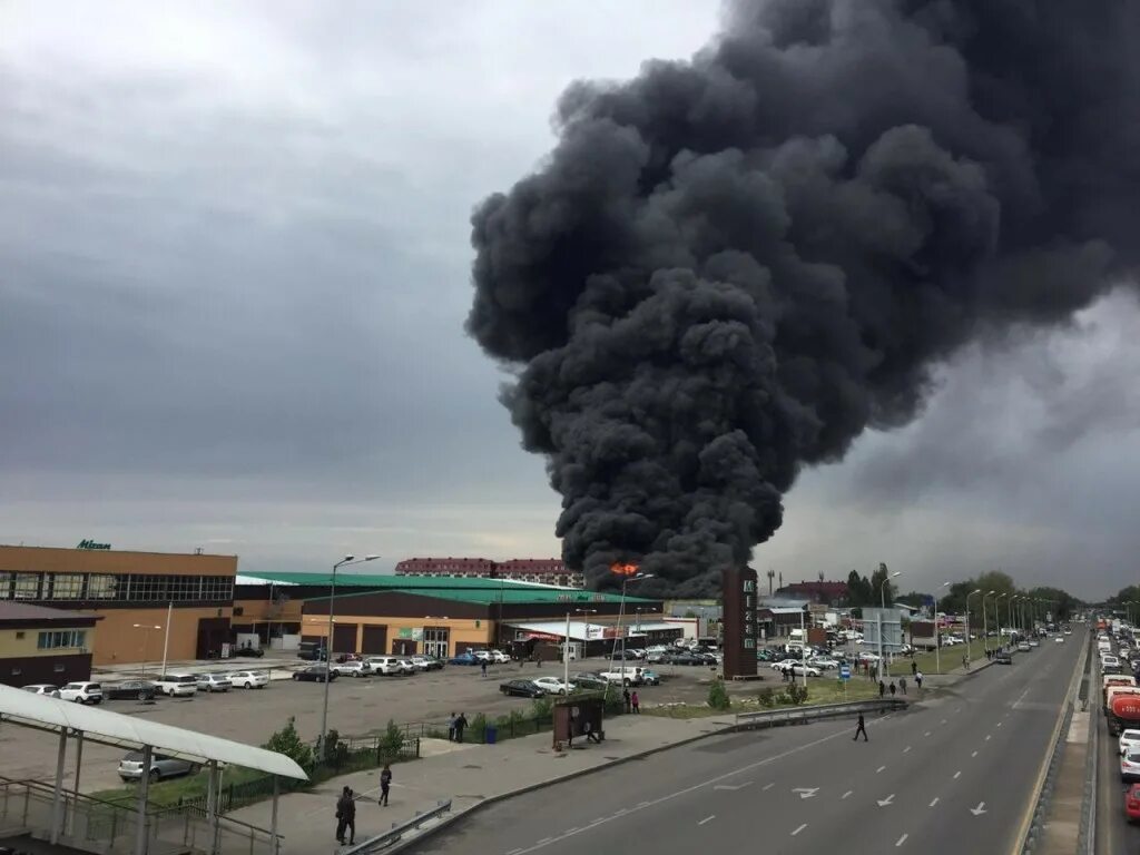 Пожар в алматы сегодня на барахолке. Пожар в Алматы. Пожар в Алматы сегодня. Алматы сгорел. Москва базар пожар.