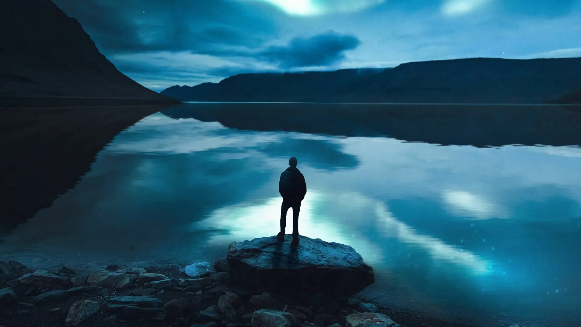 Lonely moon. Человек в лунном свете. Это одиночество. Пейзаж одиночество. Одиночество в ночи.