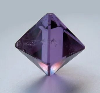 Черно серые кристаллы с фиолетовым металлическим