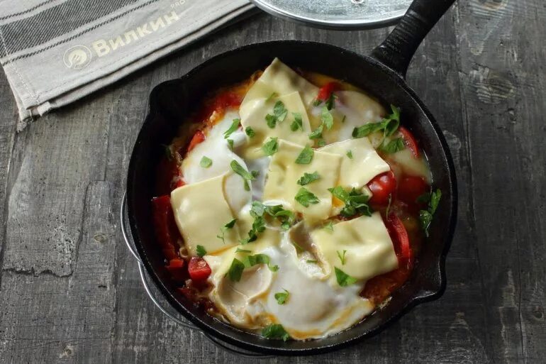 Омлет с луком и помидорами. Яичница с помидорами и луком. омлет с помидорами и луком. яичница с луком и сыром. яичница с помидорами и луком фото.