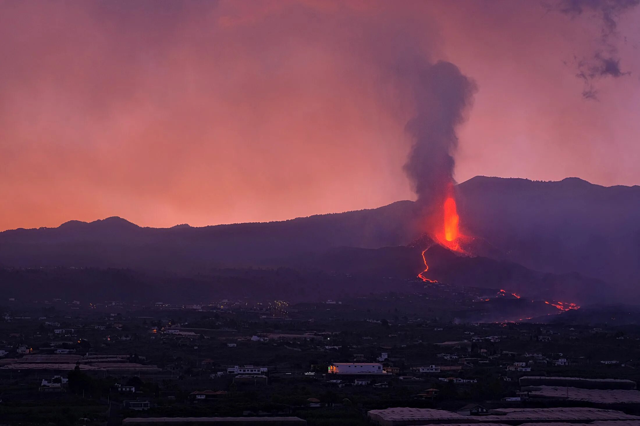 Вулканы новости 2024. Ла пальма канарские острова. Извержение вулкана кумбре-вьеха. Стихийные бедствия в испании. Лавовый потоп.