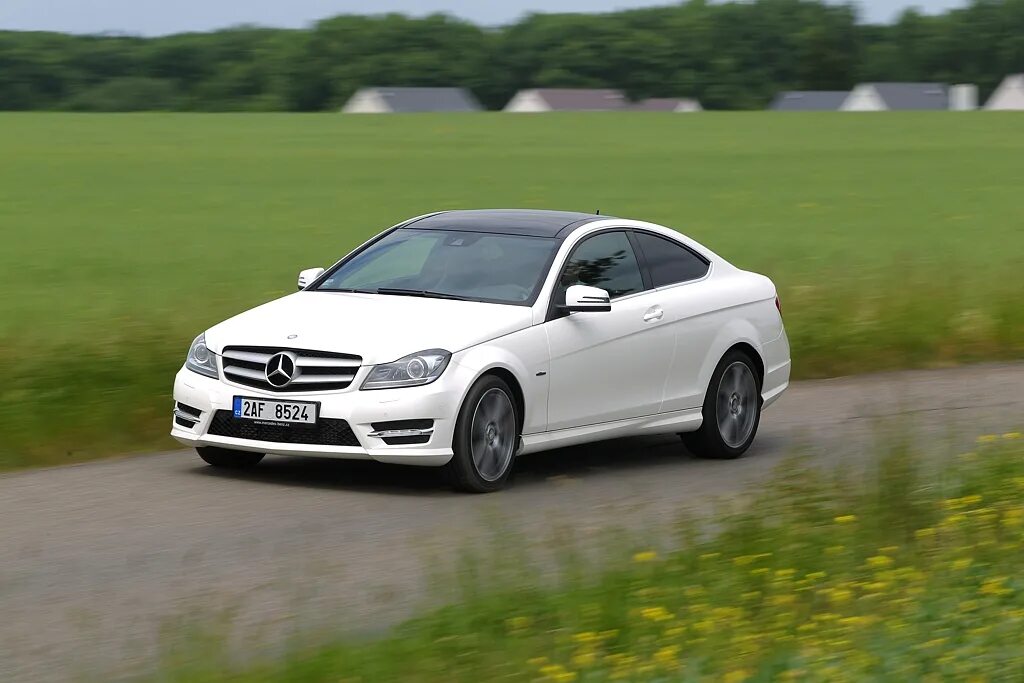 Mercedes b 220d 2016 тест драйв. мерседес е класс 2013. мерседес кле 400. Mercedes a class лосиный тест. мерседес gla 200 клиренс дорожный.