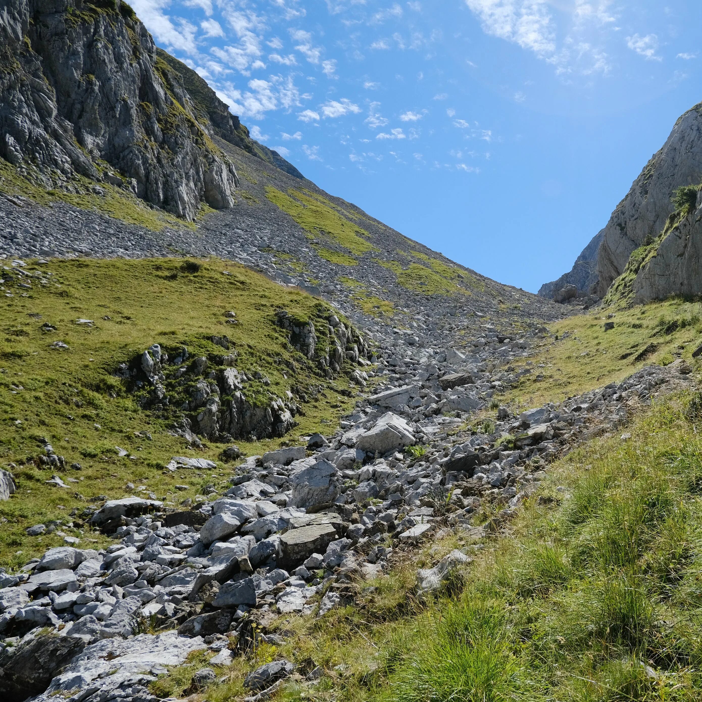 Долина в горах 5 букв. Каменистая Долина. Долина в горах. Камни в горах. Долина в горной чаше.