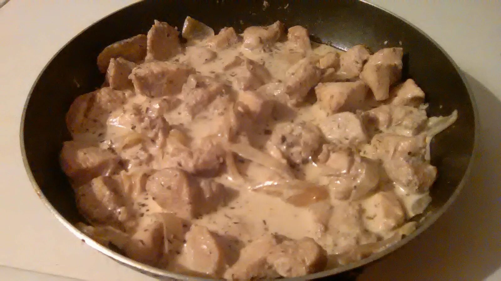 Гуляш из курицы в сметанном соусе. Грибы в сметанном соусе. кусочки курицы в сметанном соусе на сковороде. гуляш из курицы с грибами в сметанном. курица с грибами в сметанном соусе на сковороде.