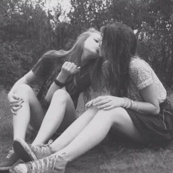 красивые подруги. две подружки. фото девушек подружки. девочки подружки. кэндис свейнпол улыбка.