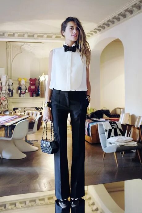 Одеться в театр женщине. Как одеться в театр. Как одеться в театр. Театральный дресс код. Одеться в театр.