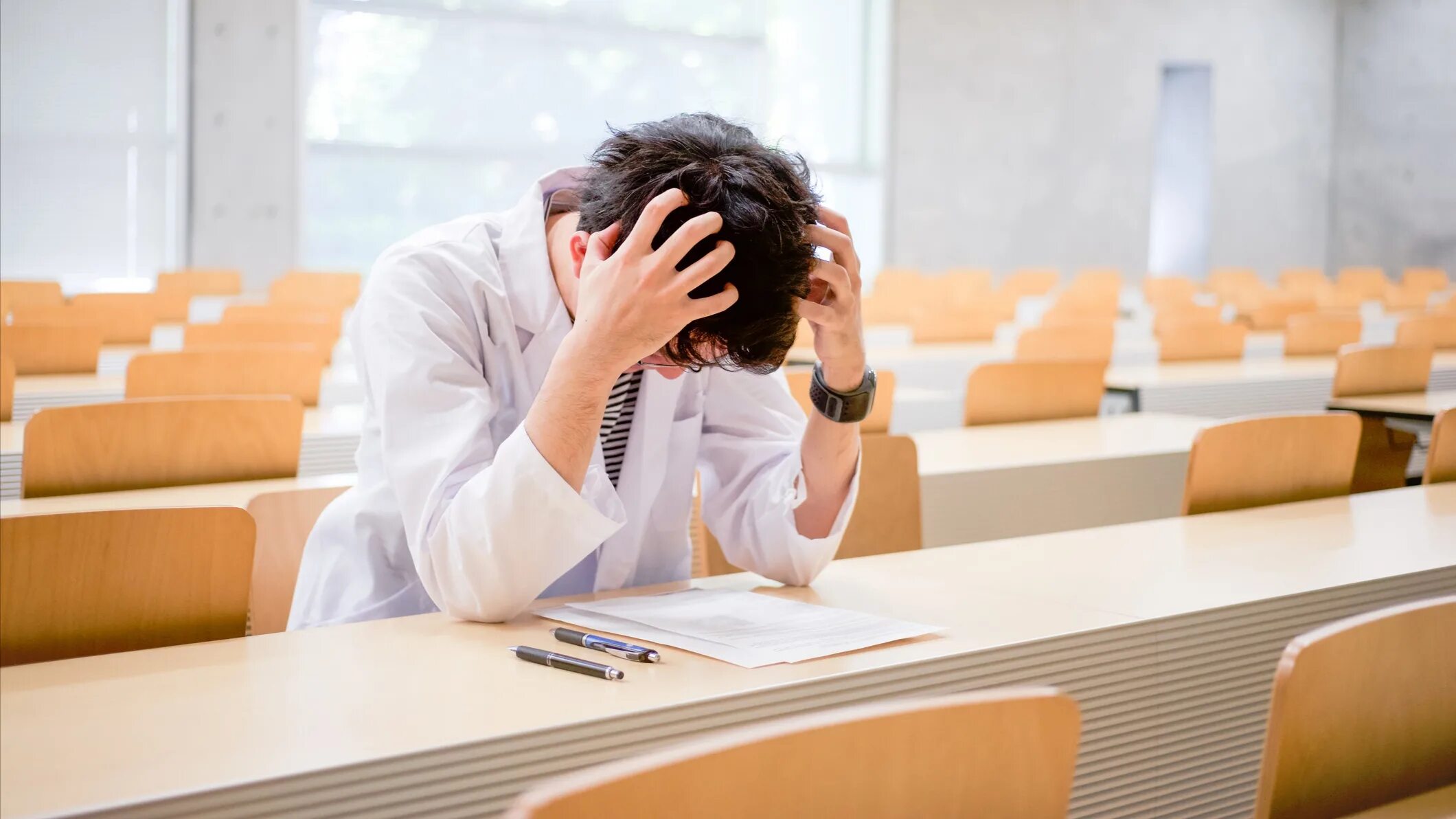 Stressed student. Стресс у студентов. Стрессы студенческой жизни. Стресс на экзамене. Уставший студент.