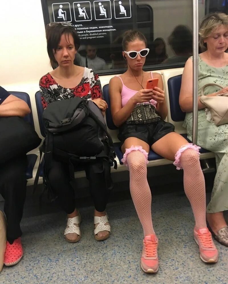 Чудаки девушка. Чудаки в российском метро. Ноксвилл чудаки. Чудики в метро фото. Чудаки с девчонками.