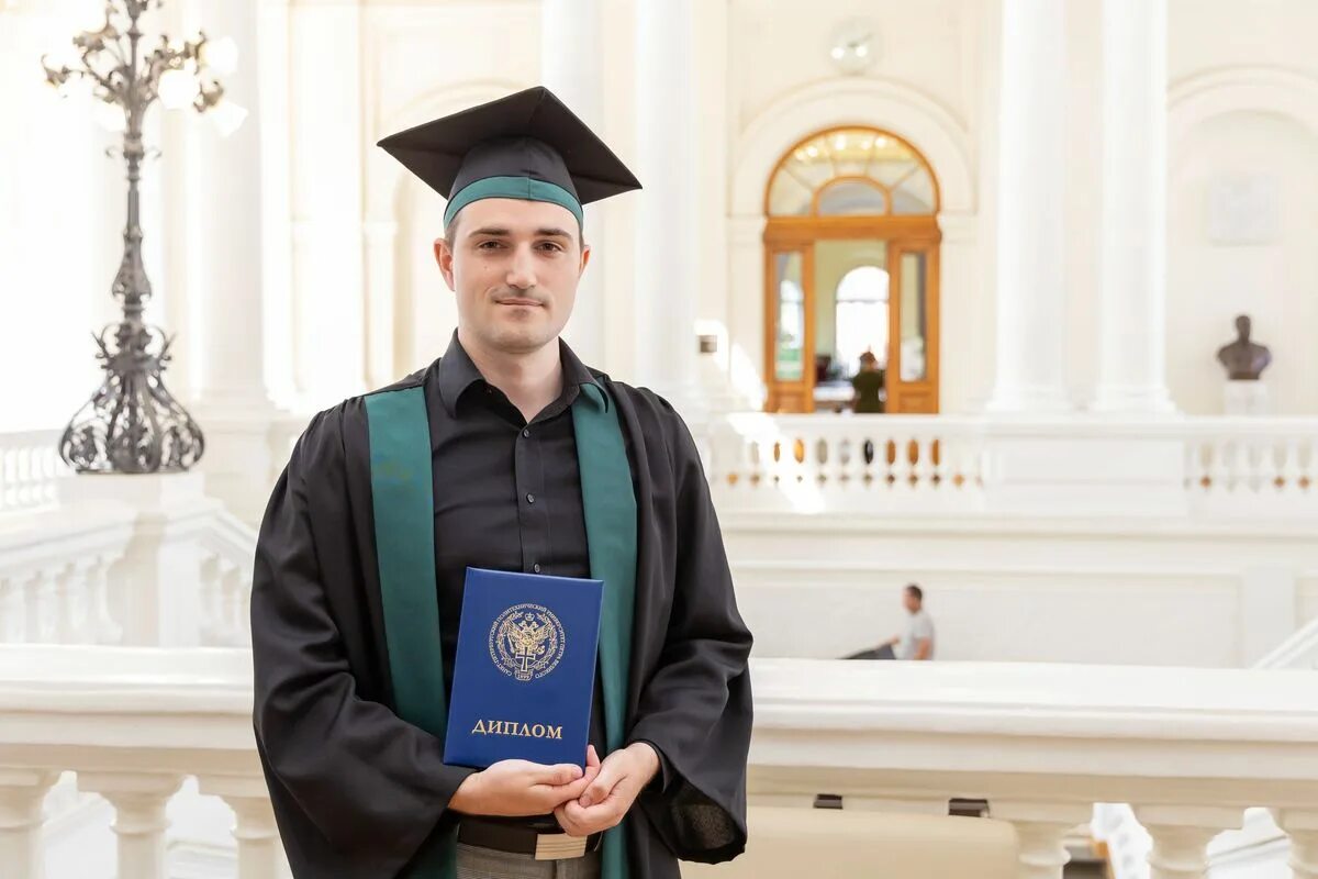 Бакалавр окончил