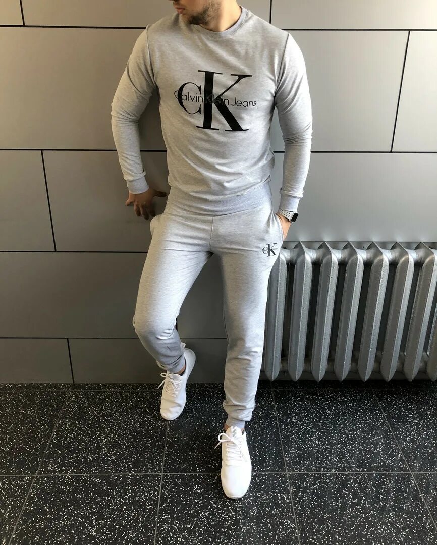 Серые спортики. Серый спортивный костюм мужской. Красивая одежда для парней. Nike tech fleece костюм серый. Стильный спортивный образ для мужчины.
