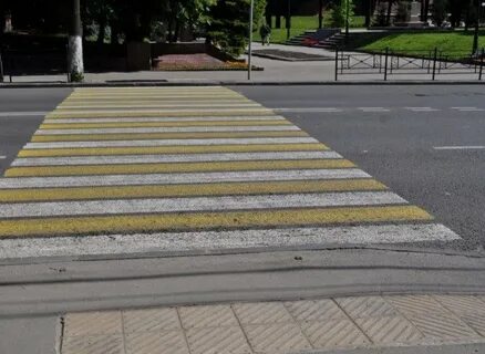 Тактильная плитка на пешеходном переходе