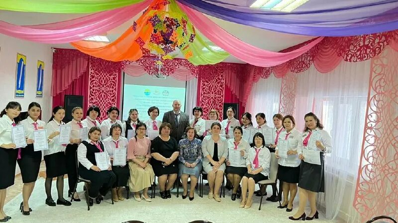 Жапсыру. Ерте дамыту институты. Ерте дамыту институты. Тәрбиеші дөңгелек стол. Балалар.