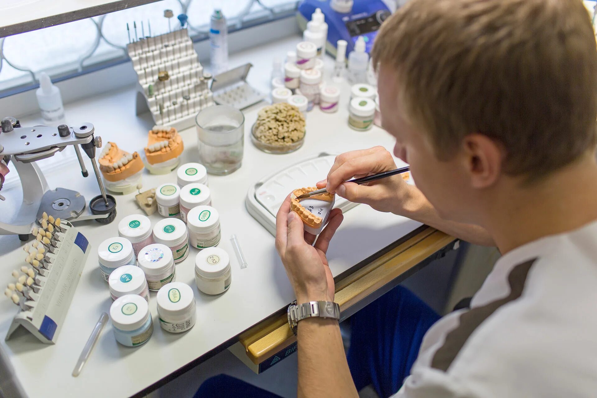 зубные техники самара. стоматология ортопедическая зубной техник. техник в зуботехнической лаборатории. зубные техники самара. профессия зубной техник.