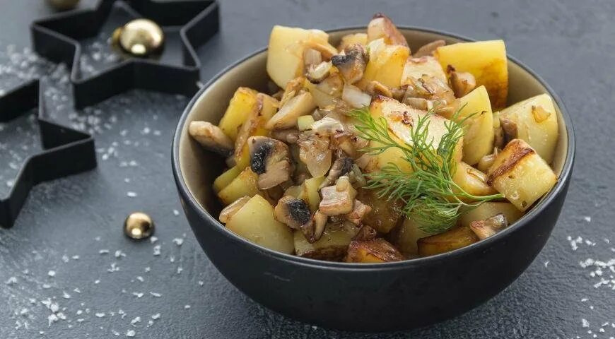 картошка с курицей и грибами в мультиварке. жаркое по домашнему с грибами рецепт. жаркое по домашнему с грибами рецепт. мясо в горшочках. жаркое из свинины в горшочках.