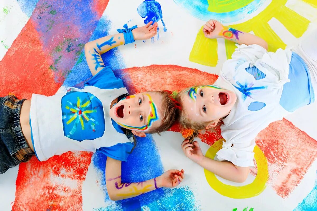 Детский творческий. Краски для детей. Арт терапия для детей. Фотосессия с красками дети. Счастливый ребенок в краске.