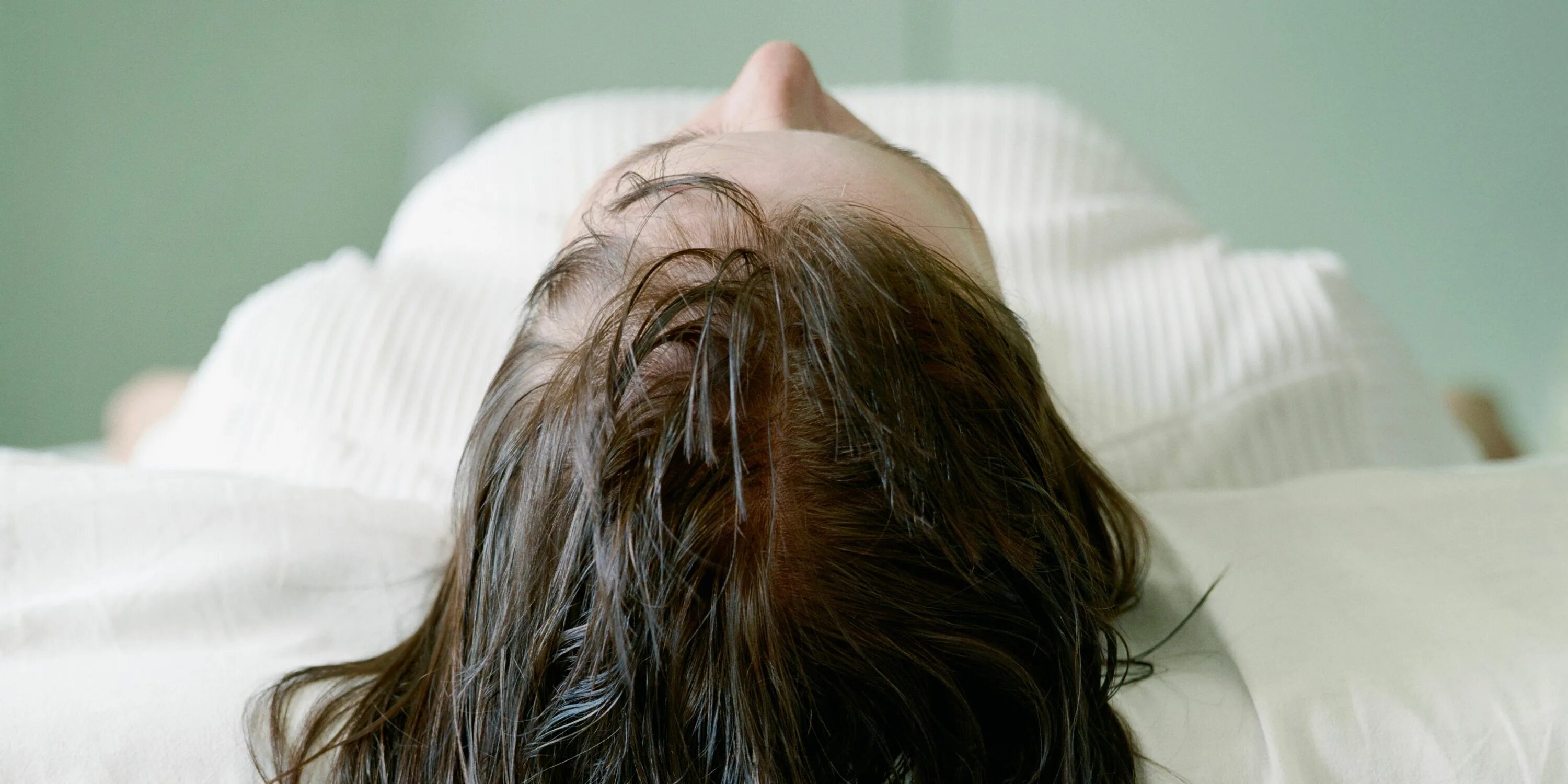 Sleeping hairy. Волосы на подушке. Сальные волосы. Длинные волосы во сне. Длинные волосы на подушке.