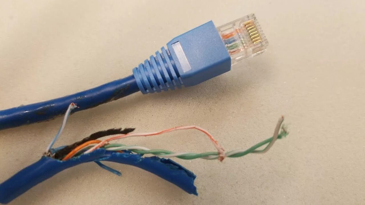 Интернет кабель. Интернет кабель рваный. Обрыв кабеля интернет. Разрыв кабеля интернета.