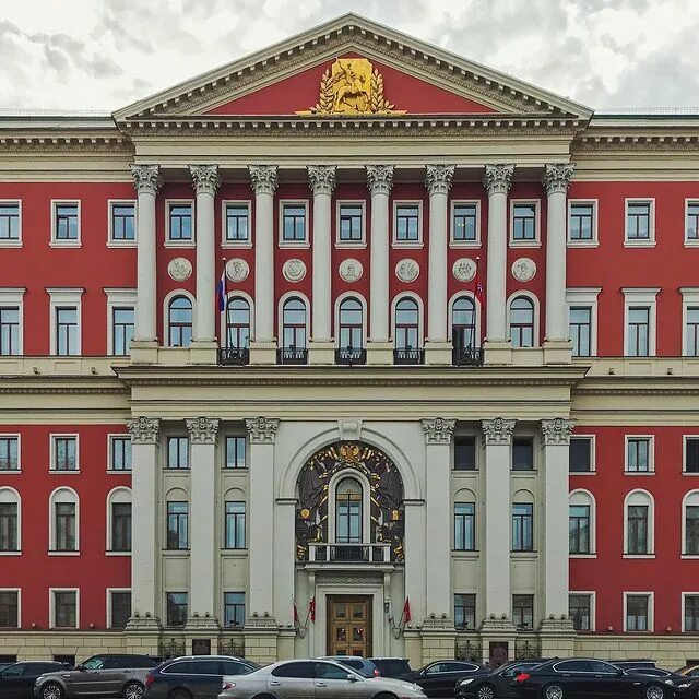 памятник юрию долгорукому в москве напротив мэрии. памятник юрий долгорукий у мэрии. задымление в центре москвы.
