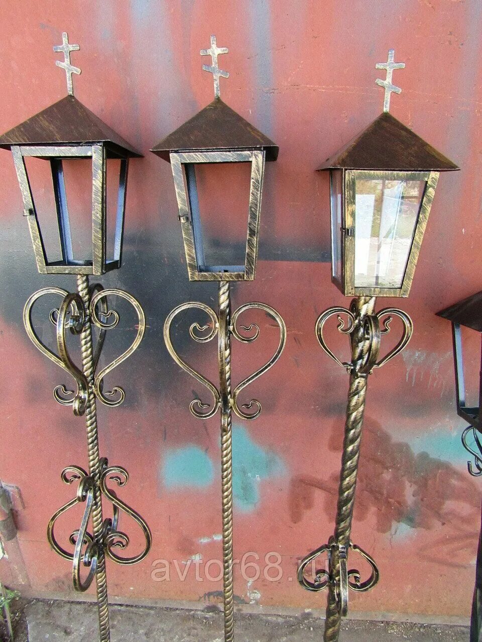 Лампадка на кладбище металлическая. Фонарь лампадка на кладбище. Лампада металлическая. Фонарь для свечи на могилу. Лампада гранит на кладбище.