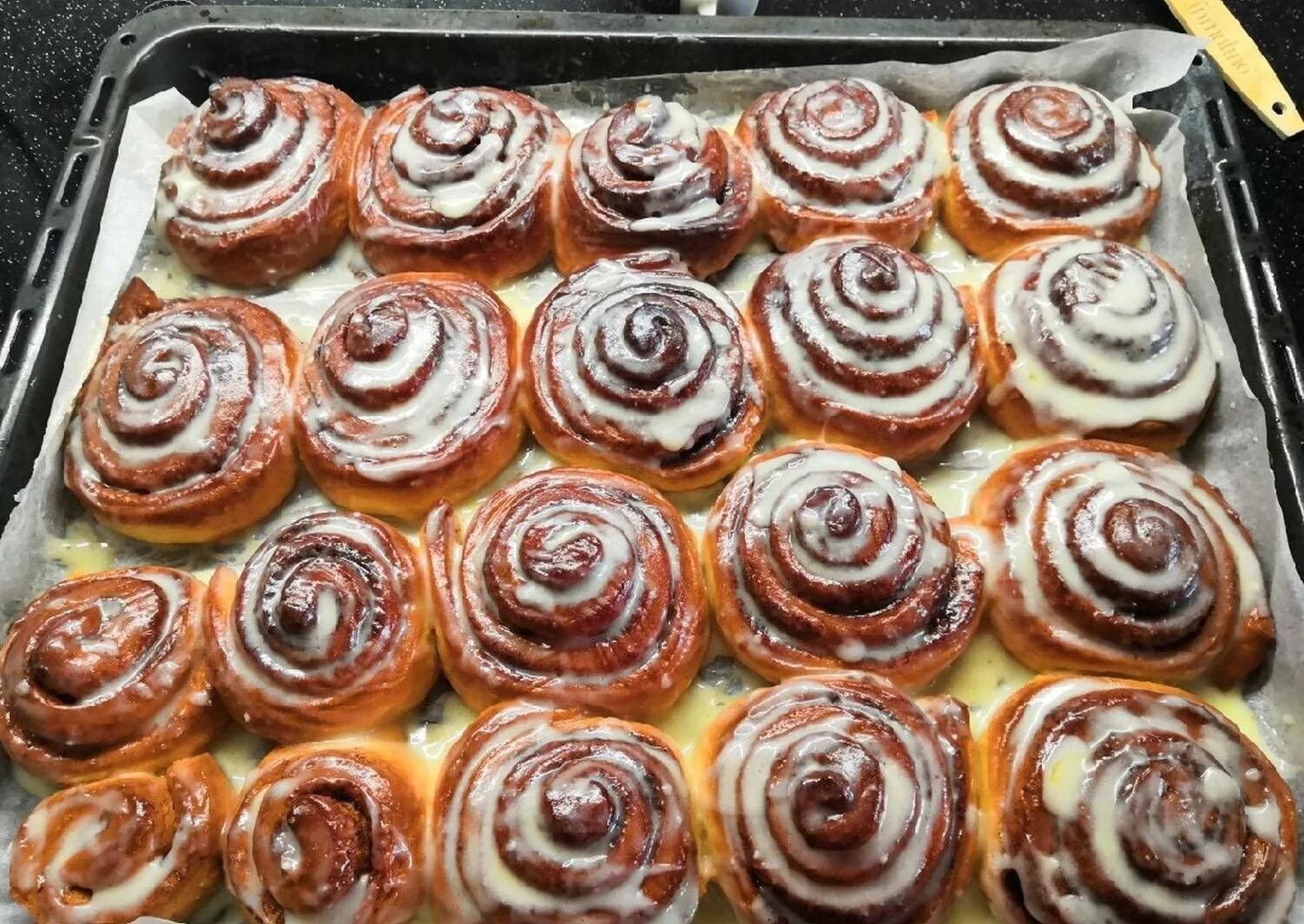 Синнабон с корицей. Синабон с корицей. Булочки с корицей синабон. Выпекать синабоны. Синабон.