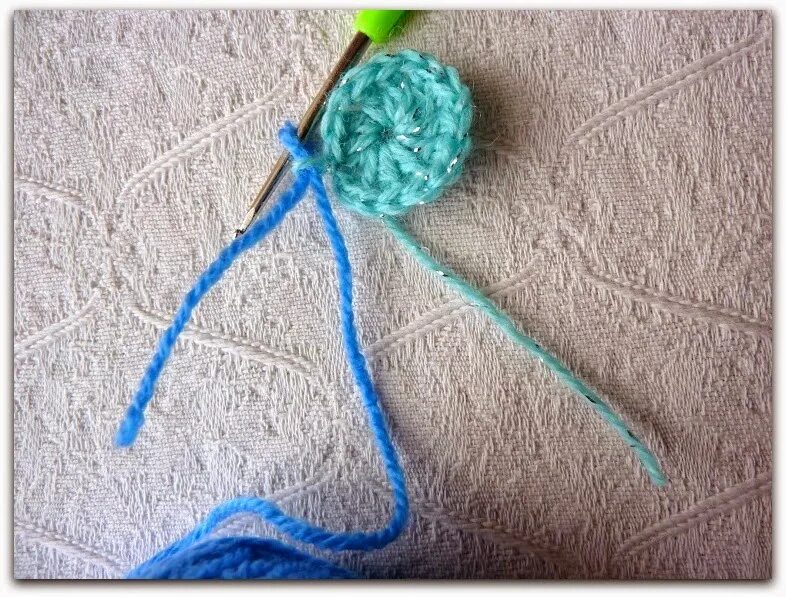 Вязание крючком спрятать нить. Спрятать конец нитки вязание крючком. Вязание крючком с переходом цвета. Переход цвета амигуруми.