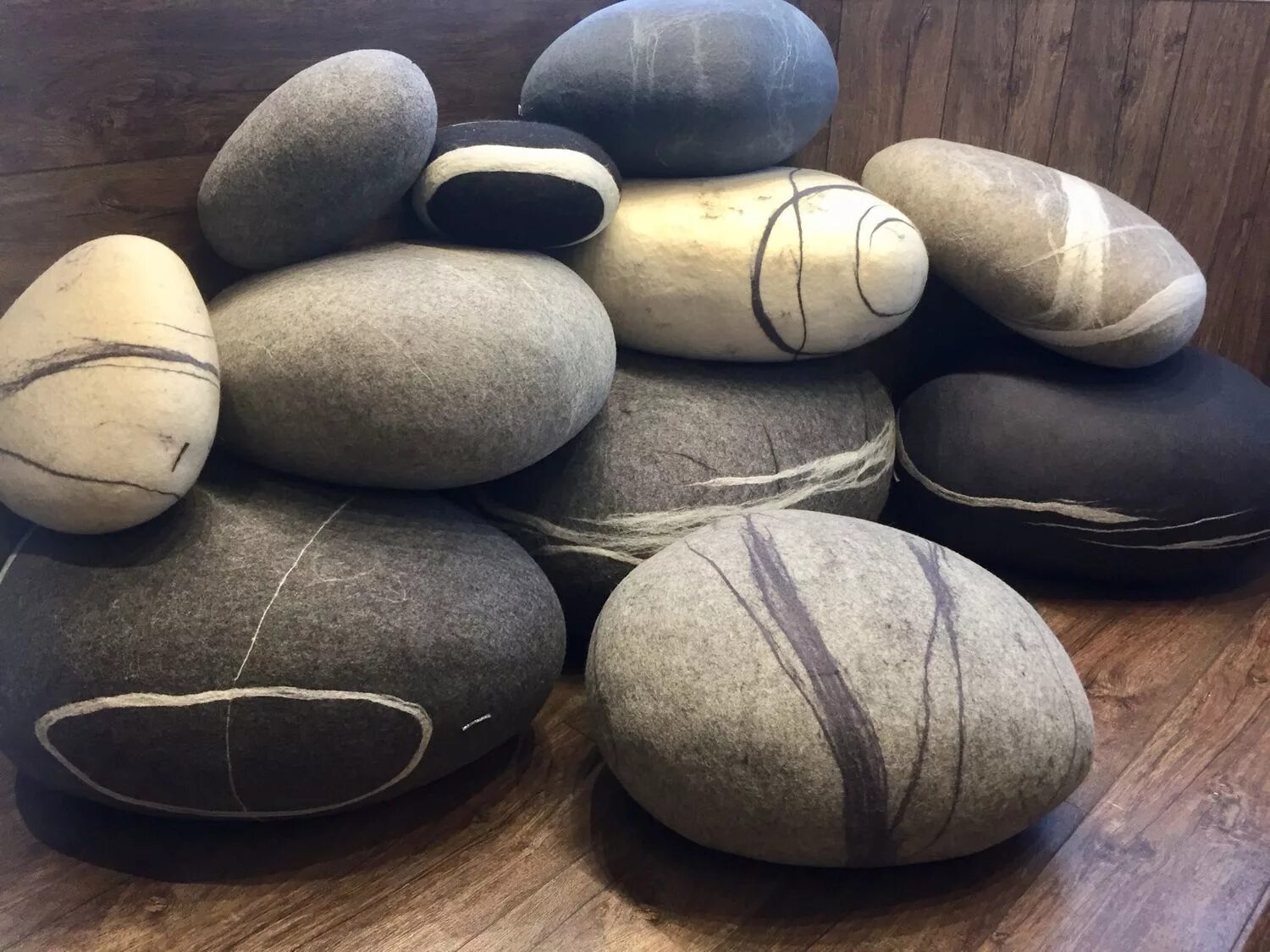 Felt stone. Katsu камни пуфы. Пуфы камни из Войлока. Пуфик в виде камня. Пуф галька.