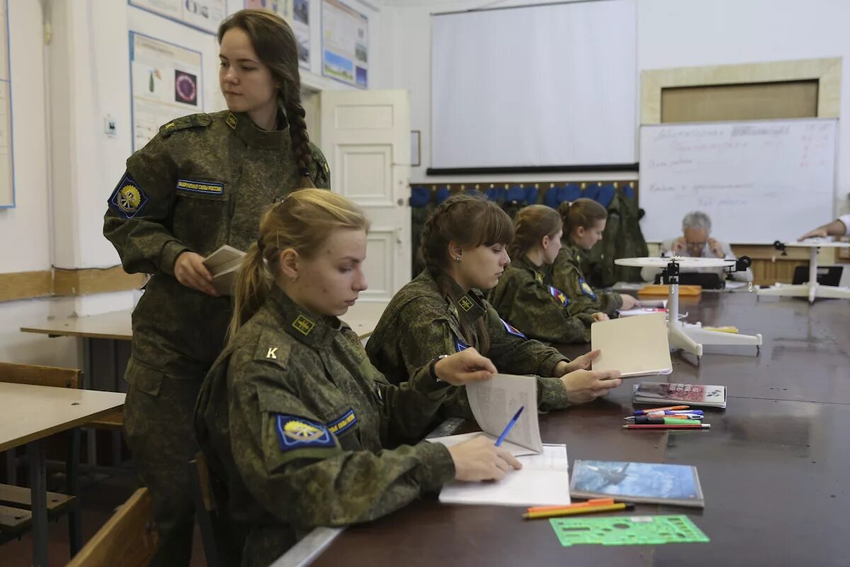 Поступление девушки в военное училище